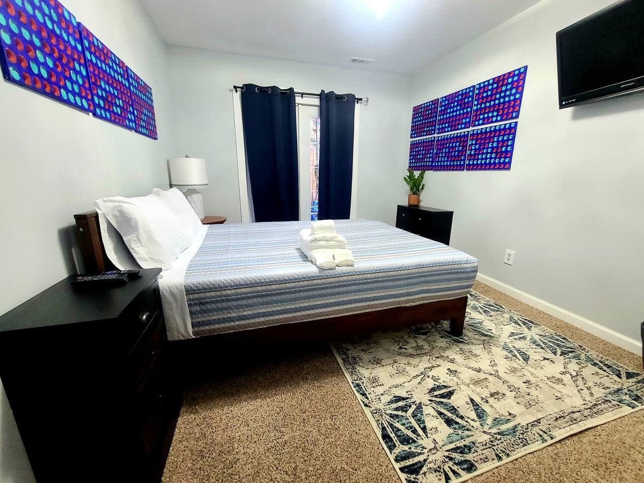 HOT TUB~ KING BED~ Pool Table