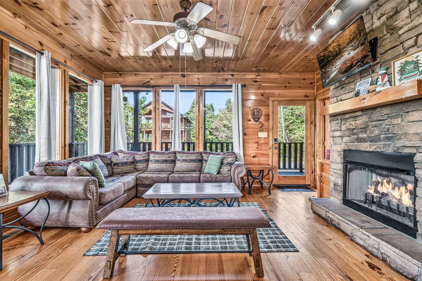 Smokey Mtn Cabin 4 King Suites & 5 Baths for 16+ — 1